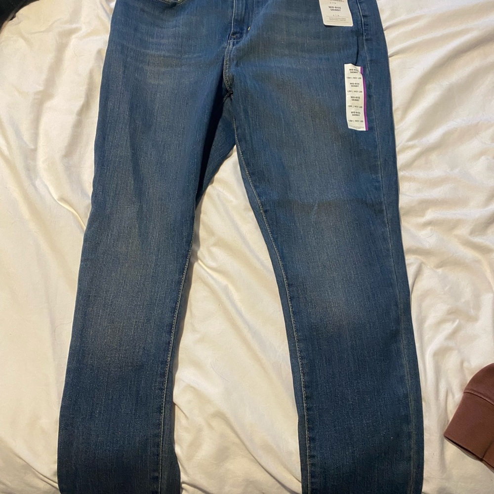 Levi Signature mid-Rise skinny jeans, new with the tags. Size W31 L30.
